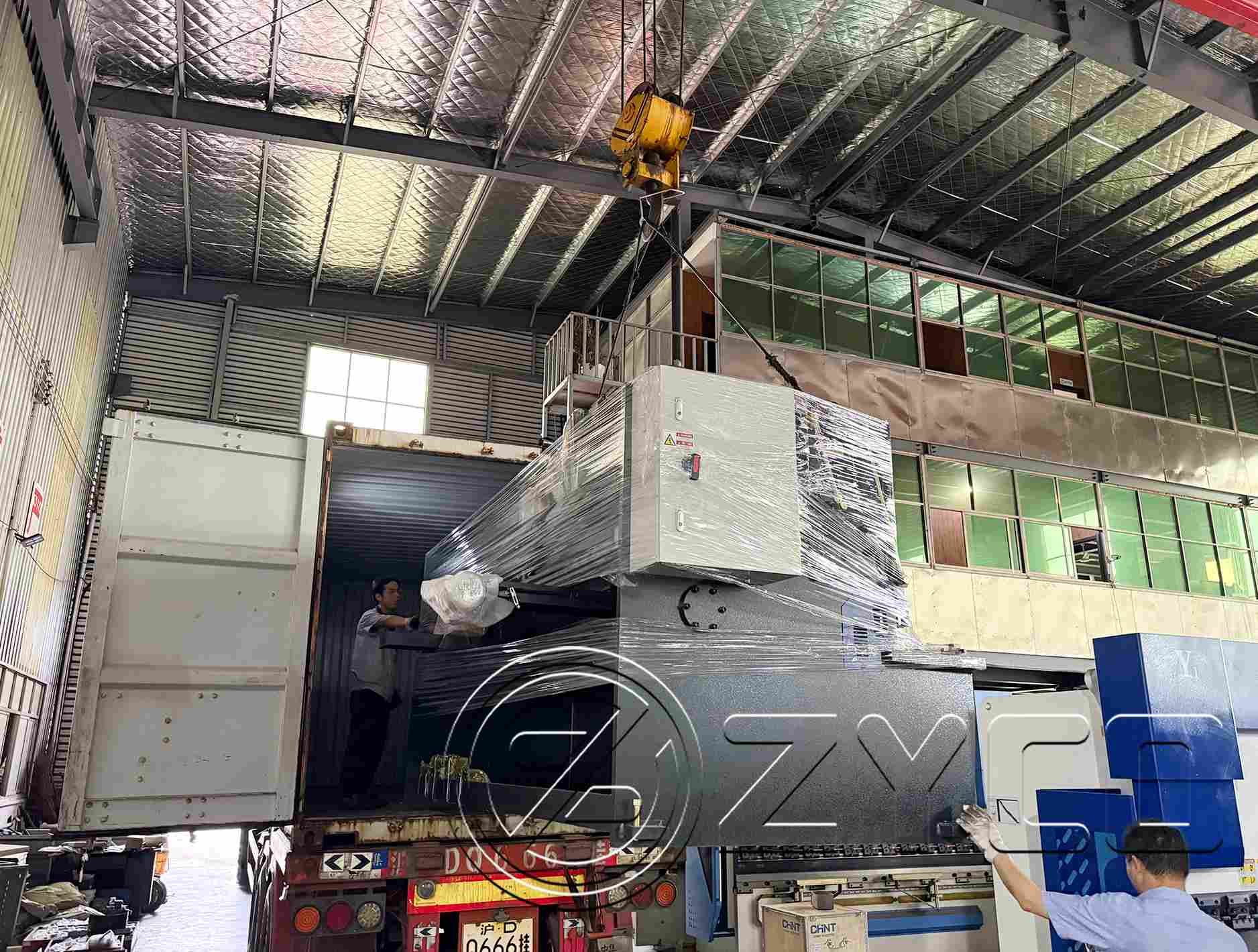 Hydraulic guillotine shearing machine